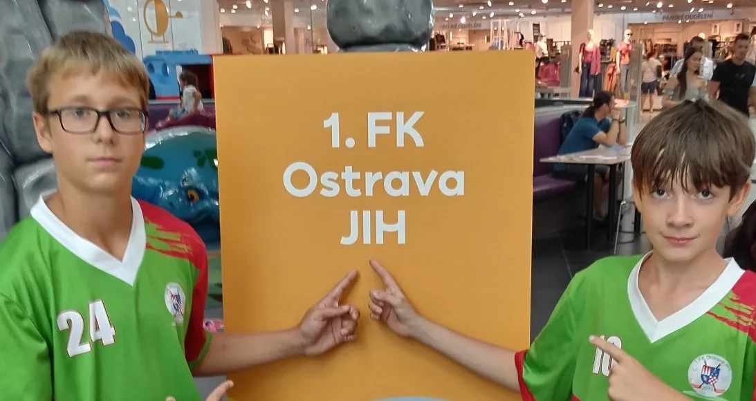 Kroužkobraní v Avion Shopping Parku