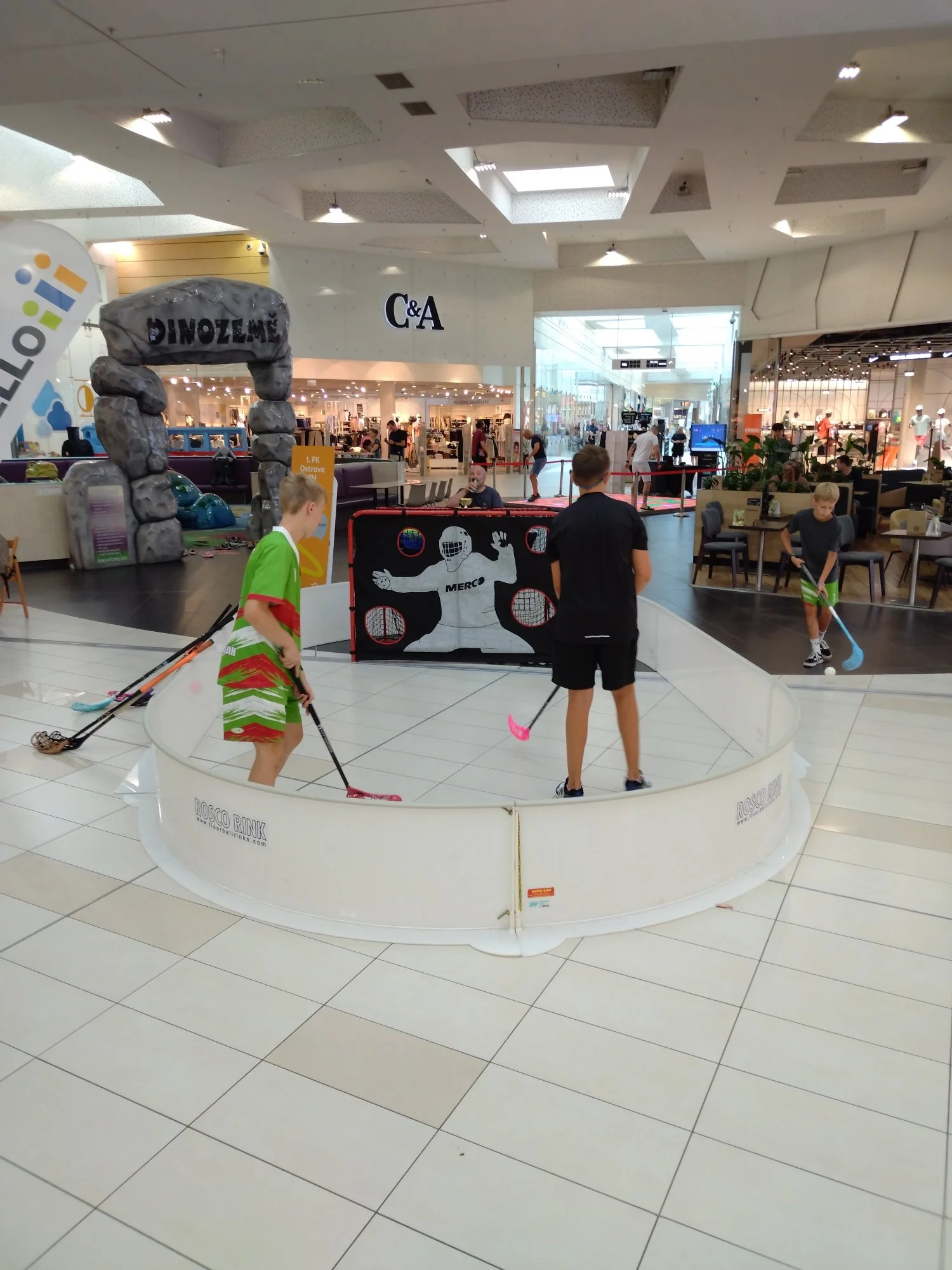 Kroužkobraní v Avion Shopping Parku