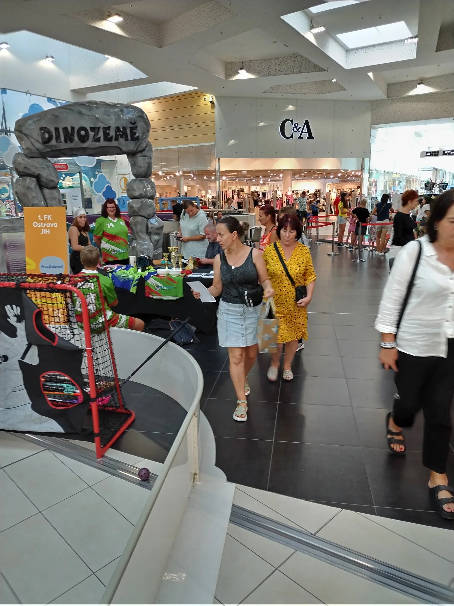 Kroužkobraní v Avion Shopping Parku