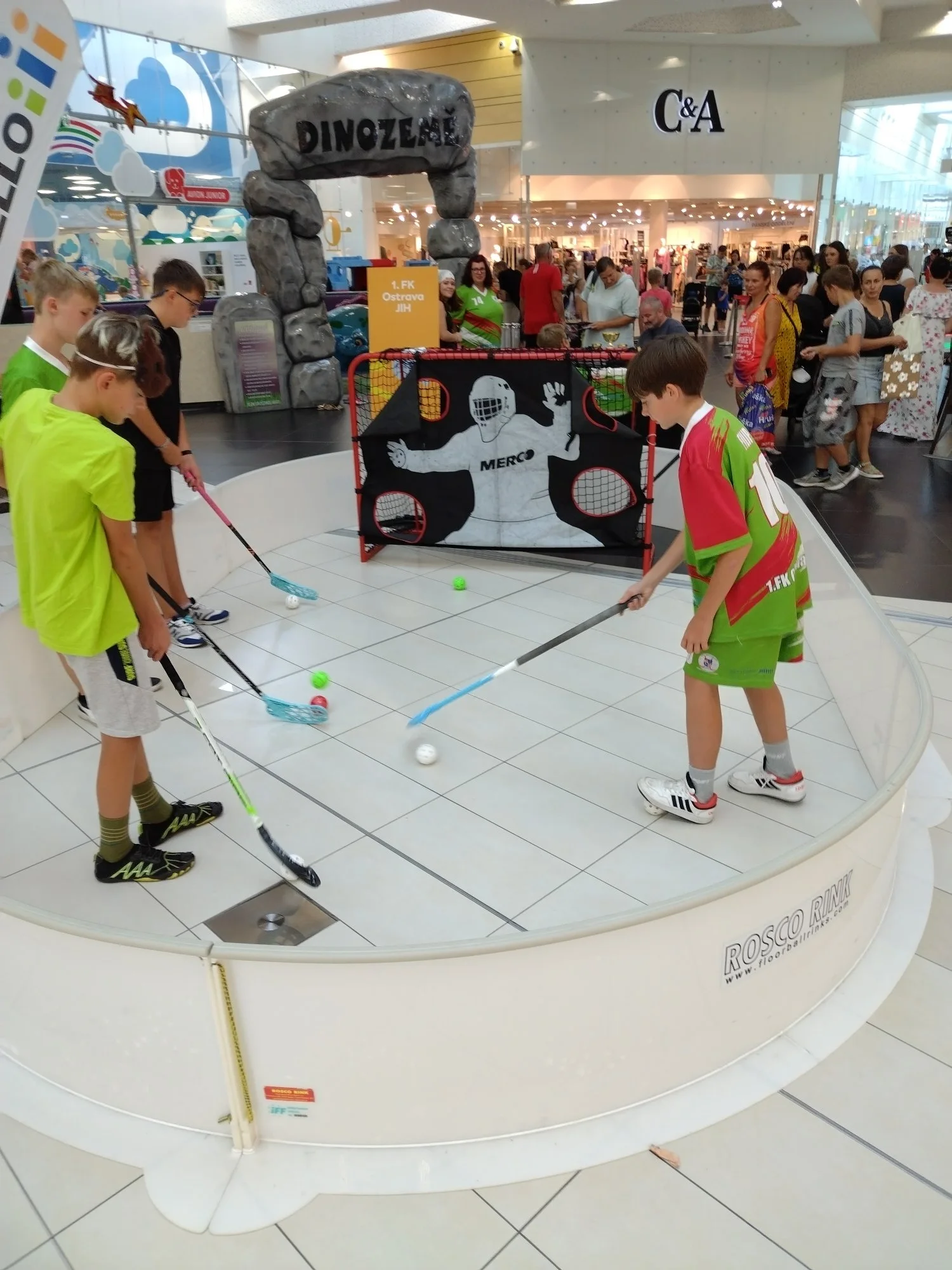 Kroužkobraní v Avion Shopping Parku